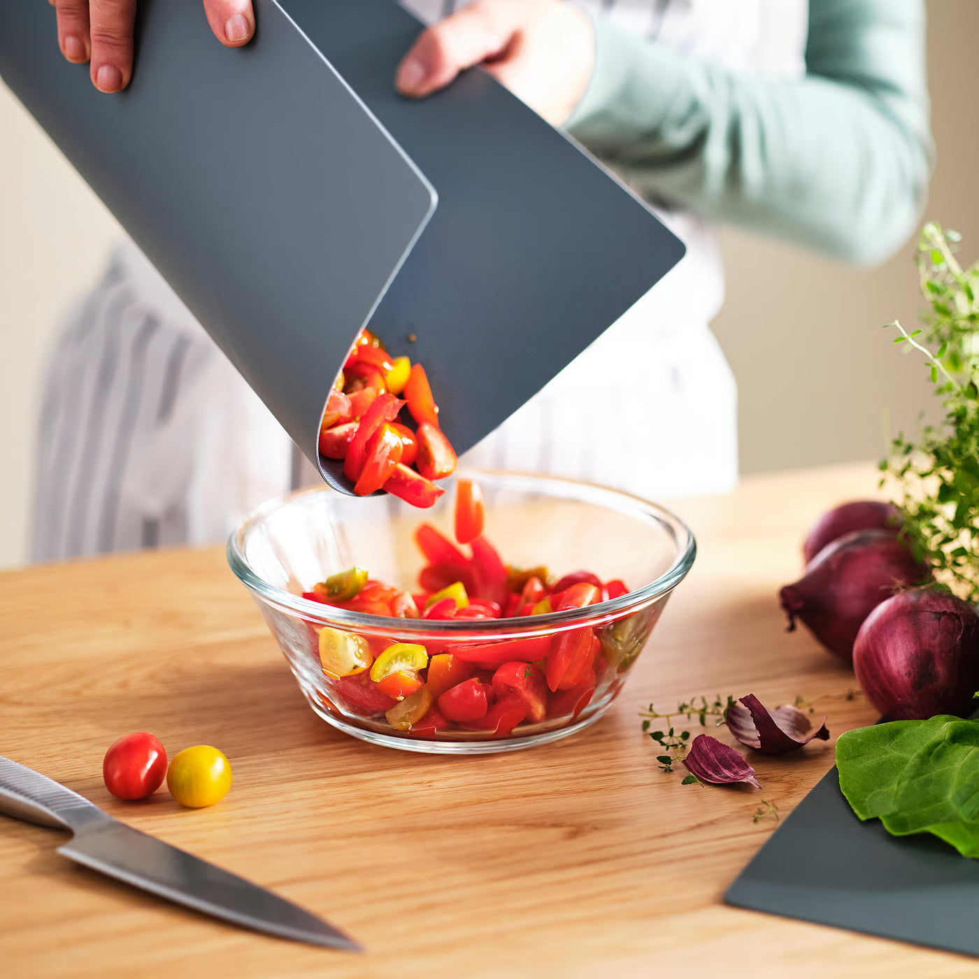FINFÖRDELA Bendable chopping board, dark green/grey-turquoise, 28x36 cm