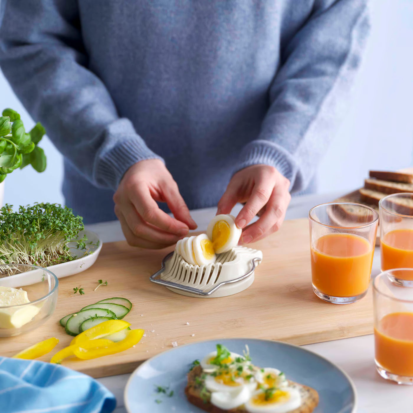 UPPFYLLD Egg slicer, off-white