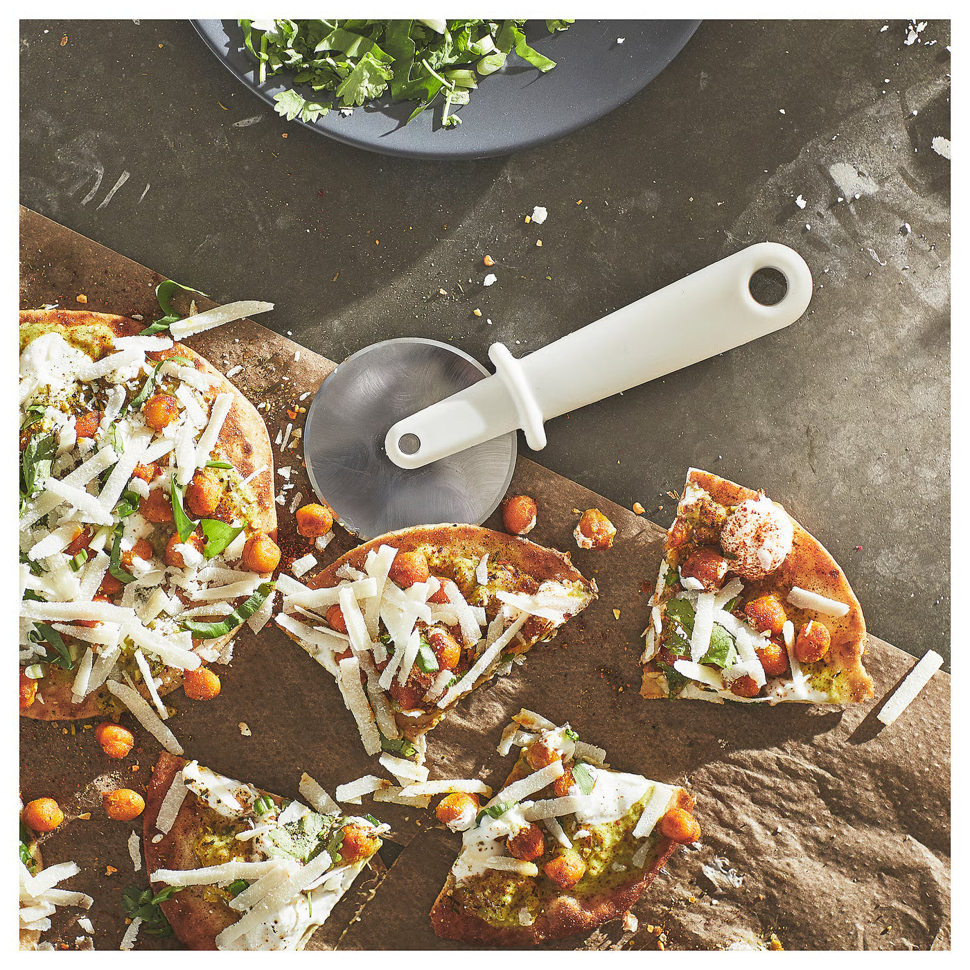 UPPFYLLD Pizza cutter, off-white